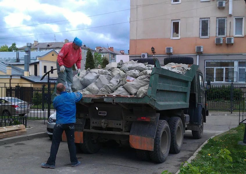 Разгрузка мусоровоза