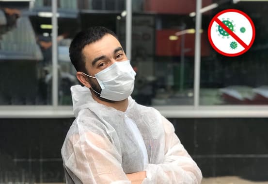 Все наши сотрудники работают в защитных костюмах и медицинских масках